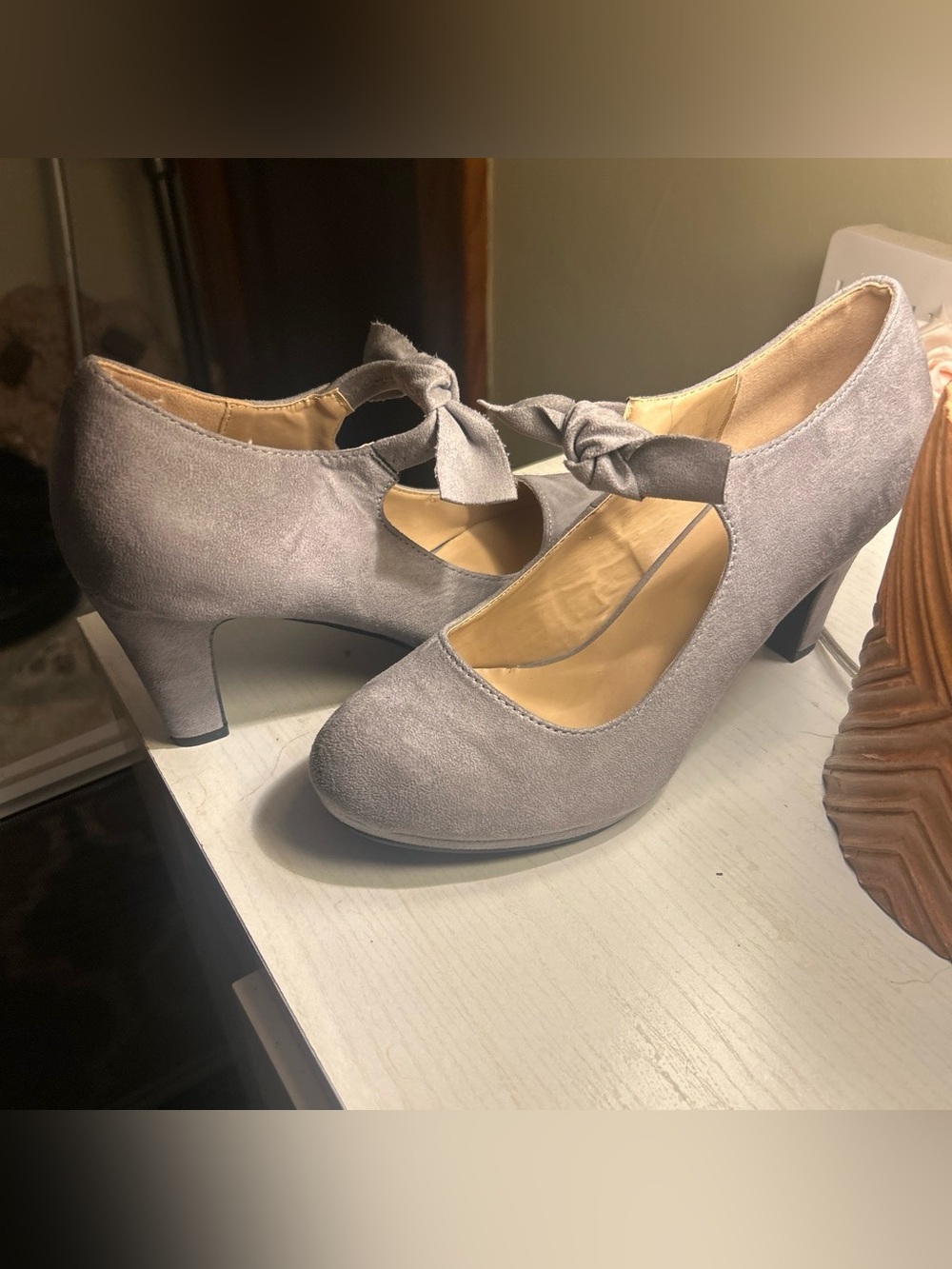 Bow-Tie Suede Mid-Heel Pumps in Light Gray